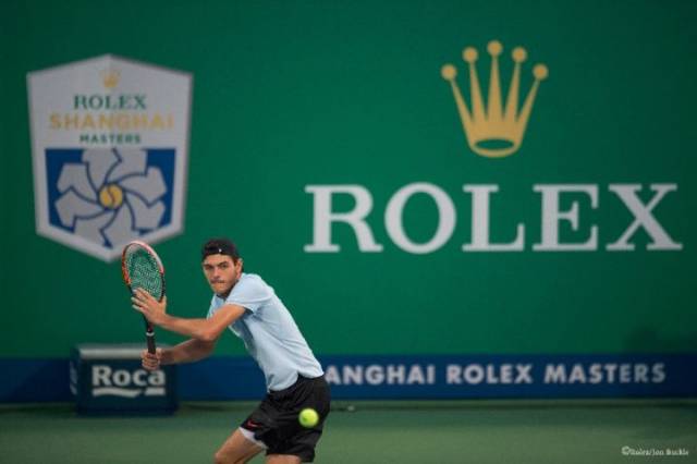 一舞台上依 一舞台上依