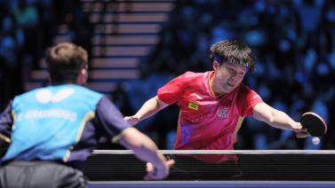 在球场上获 在球场上获